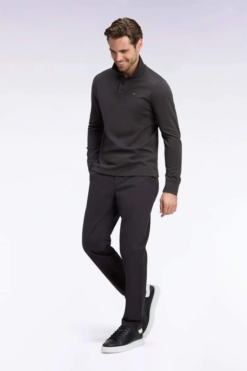Pantalon chino sans plis en piqué de coton stretch marron coupe regular
