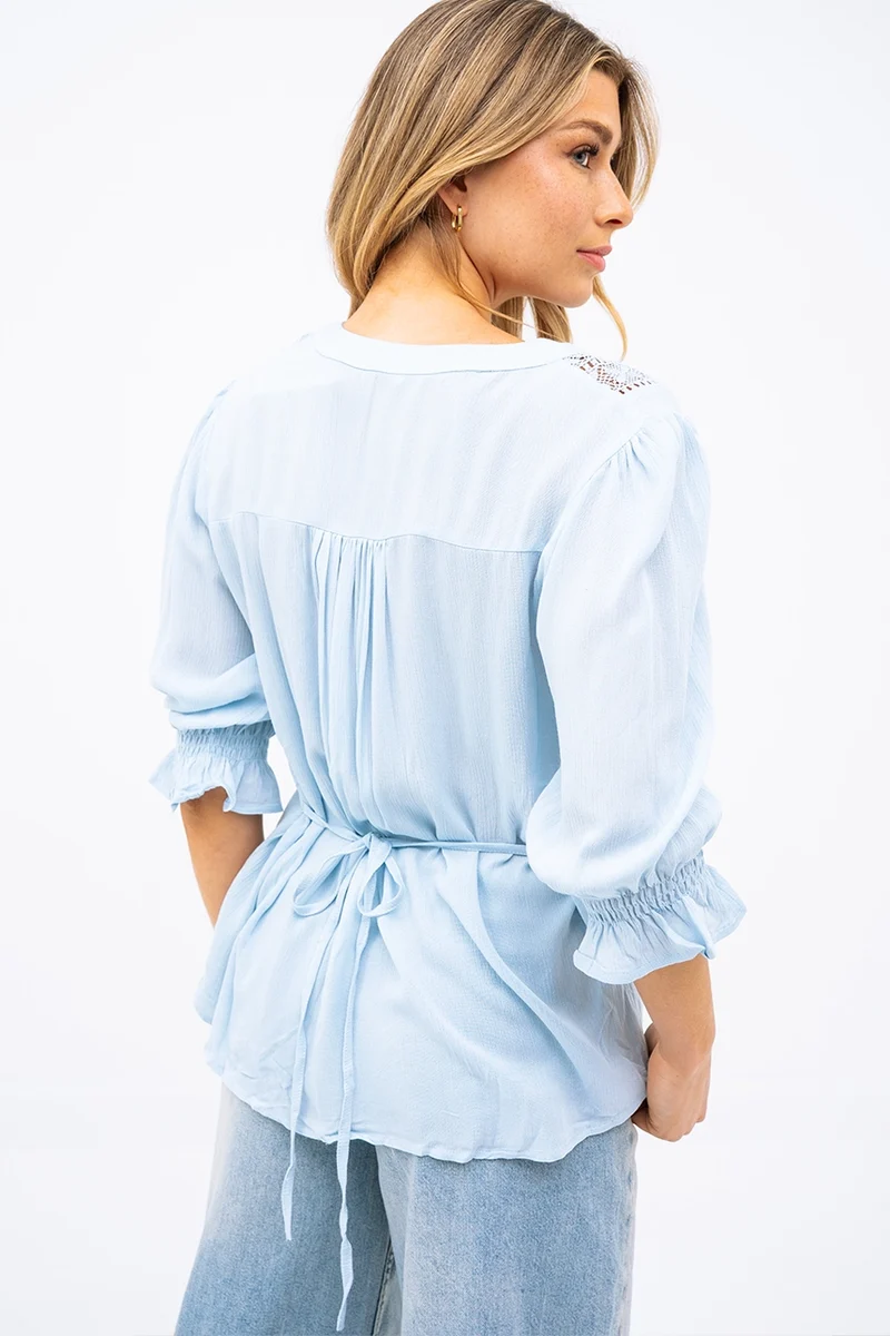 La blouse légère avec dentelle en tricot