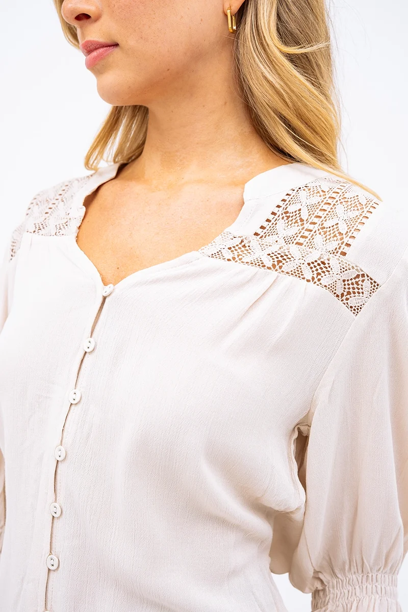 La blouse légère avec dentelle en tricot