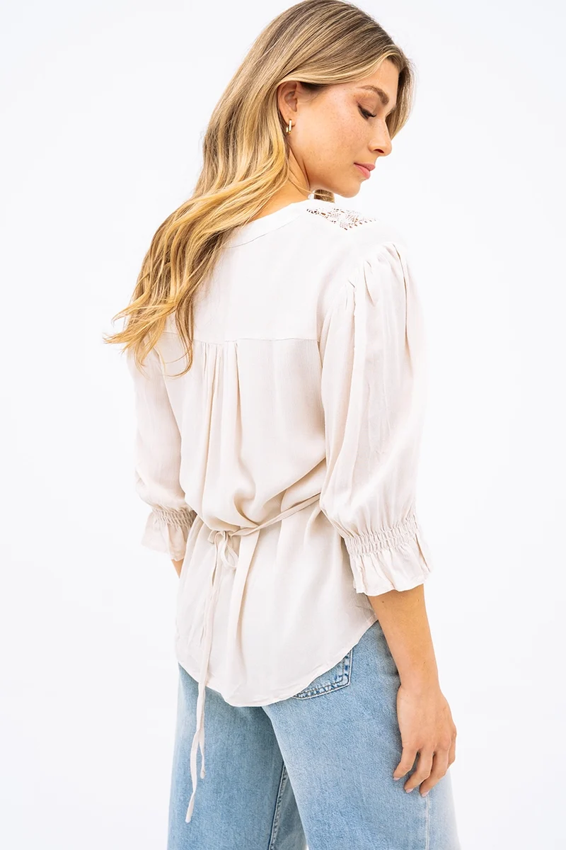 La blouse légère avec dentelle en tricot