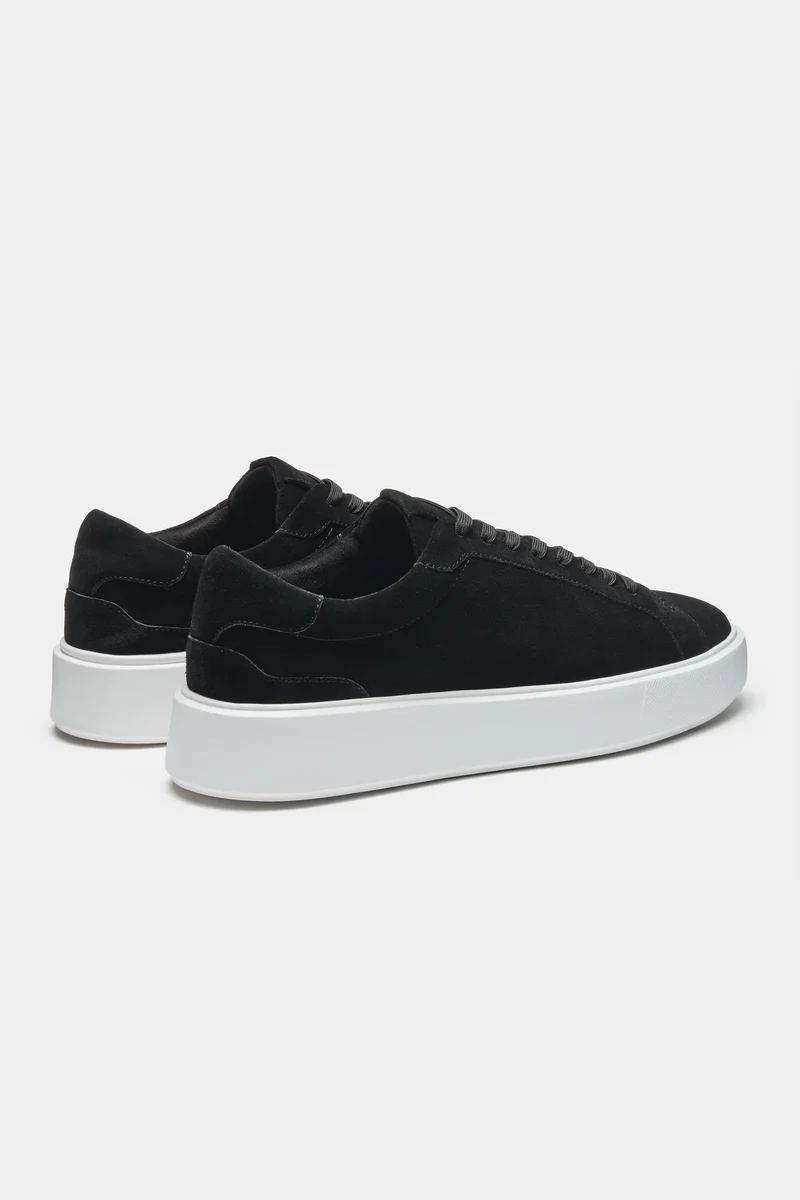 Baskets en daim noir avec semelle blanche pour homme