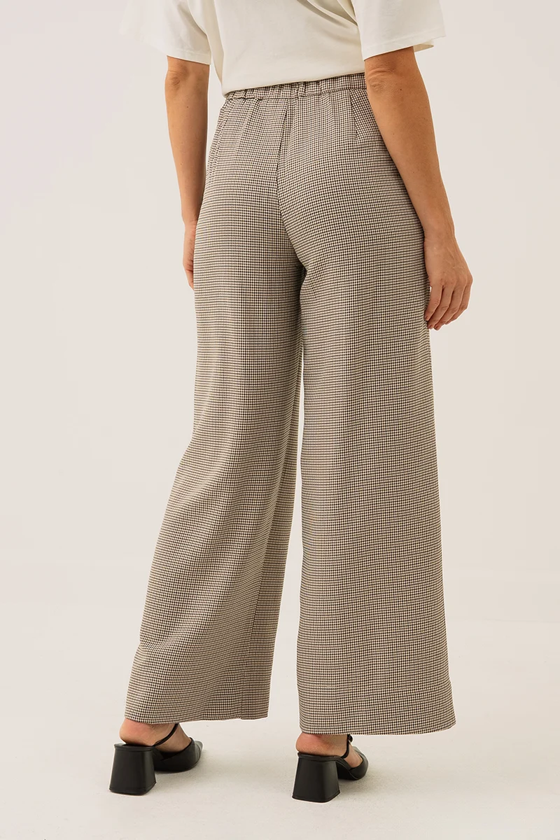 Le pantalon pied de poule brun