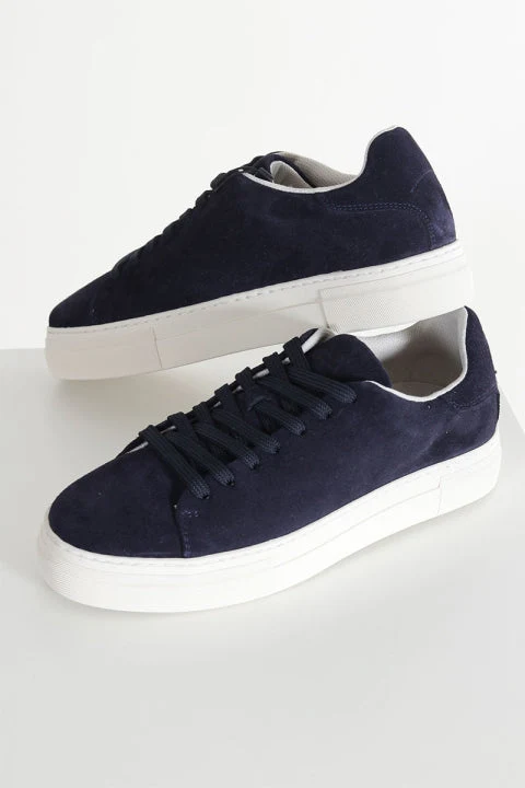 Baskets en daim bleu foncé avec semelle blanche pour homme