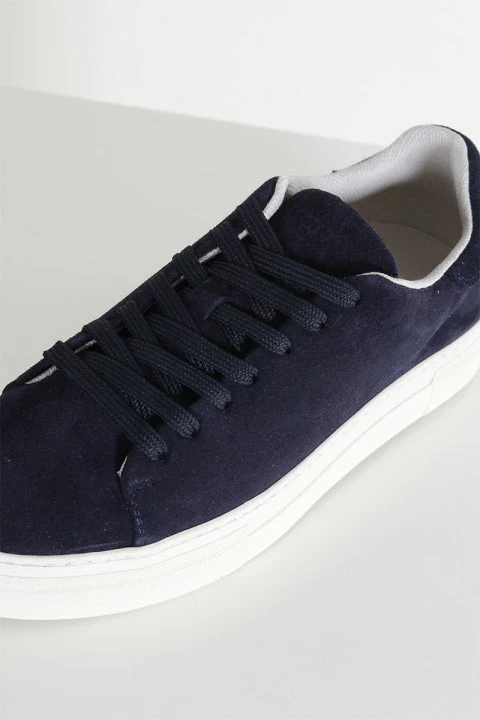 Baskets en daim bleu foncé avec semelle blanche pour homme