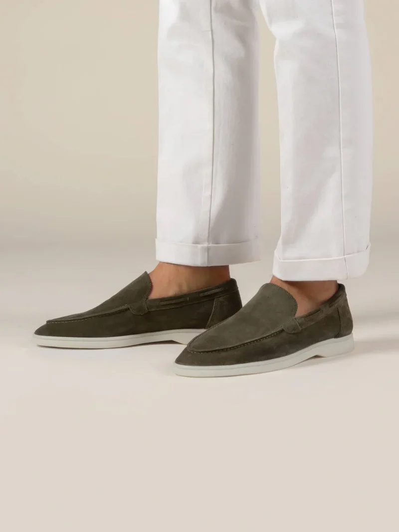 Mocassins en daim vert olive avec design à enfiler pour homme