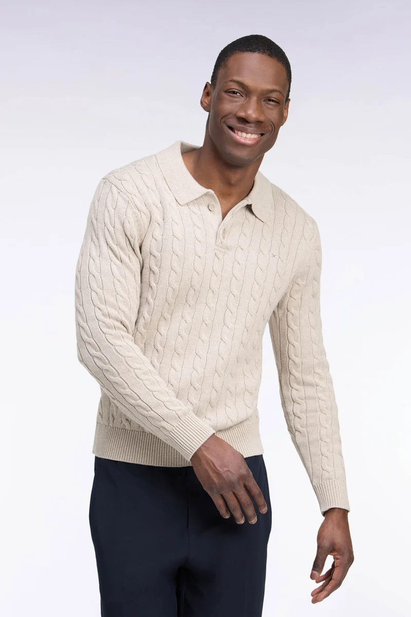Pull à torsades et col maillot en coton beige coupe droite