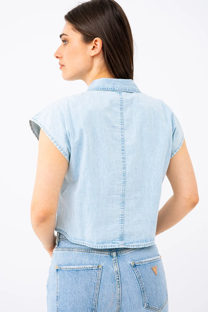La blouse en denim à nouer