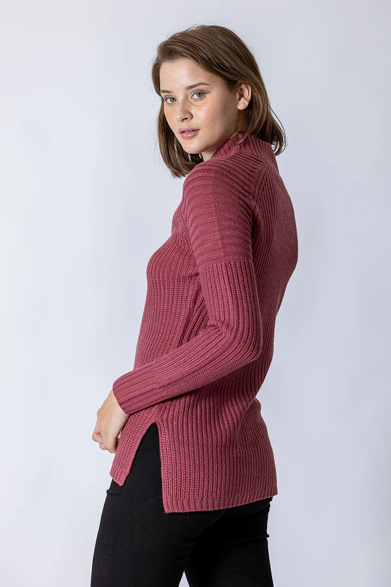 Le chandail long en tricot rose