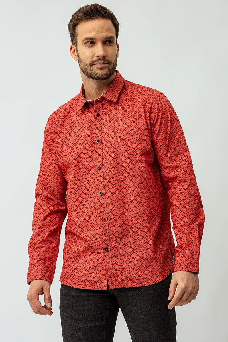 La chemise imprimée all-over à revers contrastés