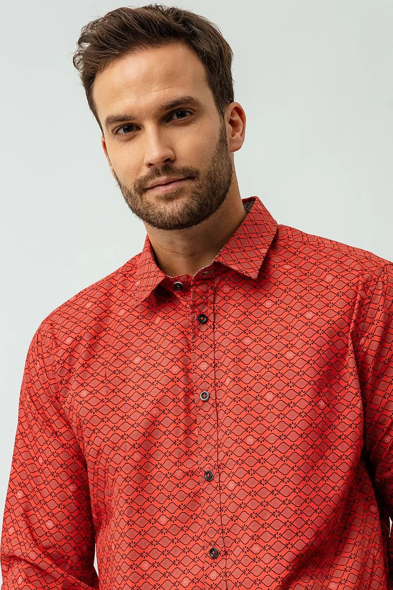 La chemise imprimée all-over à revers contrastés