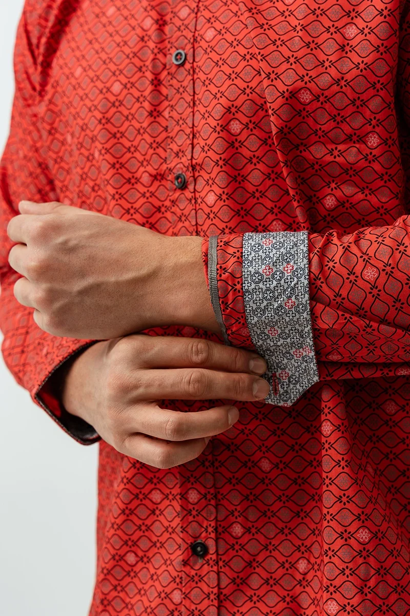 La chemise imprimée all-over à revers contrastés