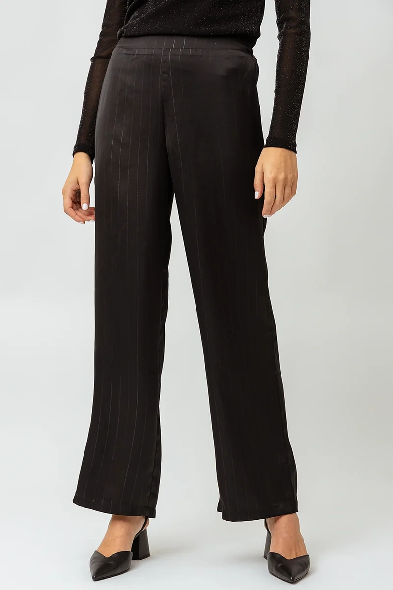 Le pantalon satiné scintillant