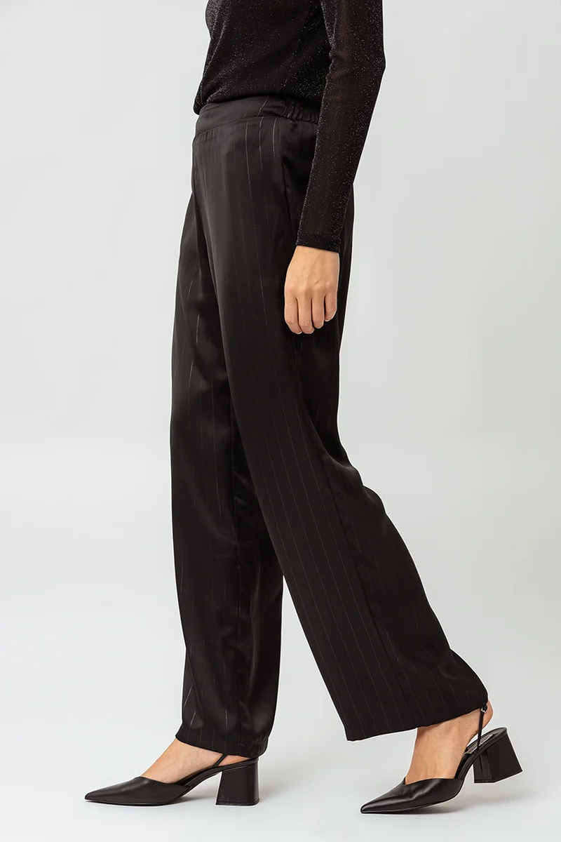 Le pantalon satiné scintillant