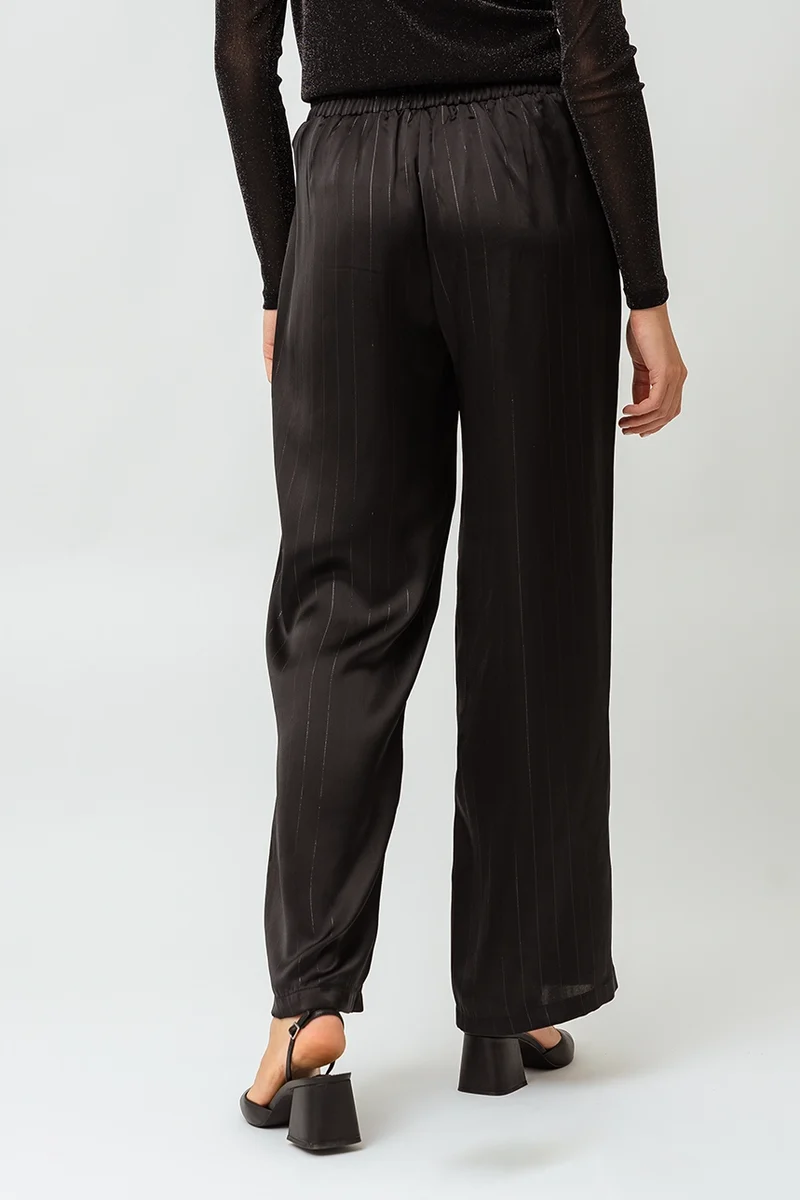 Le pantalon satiné scintillant