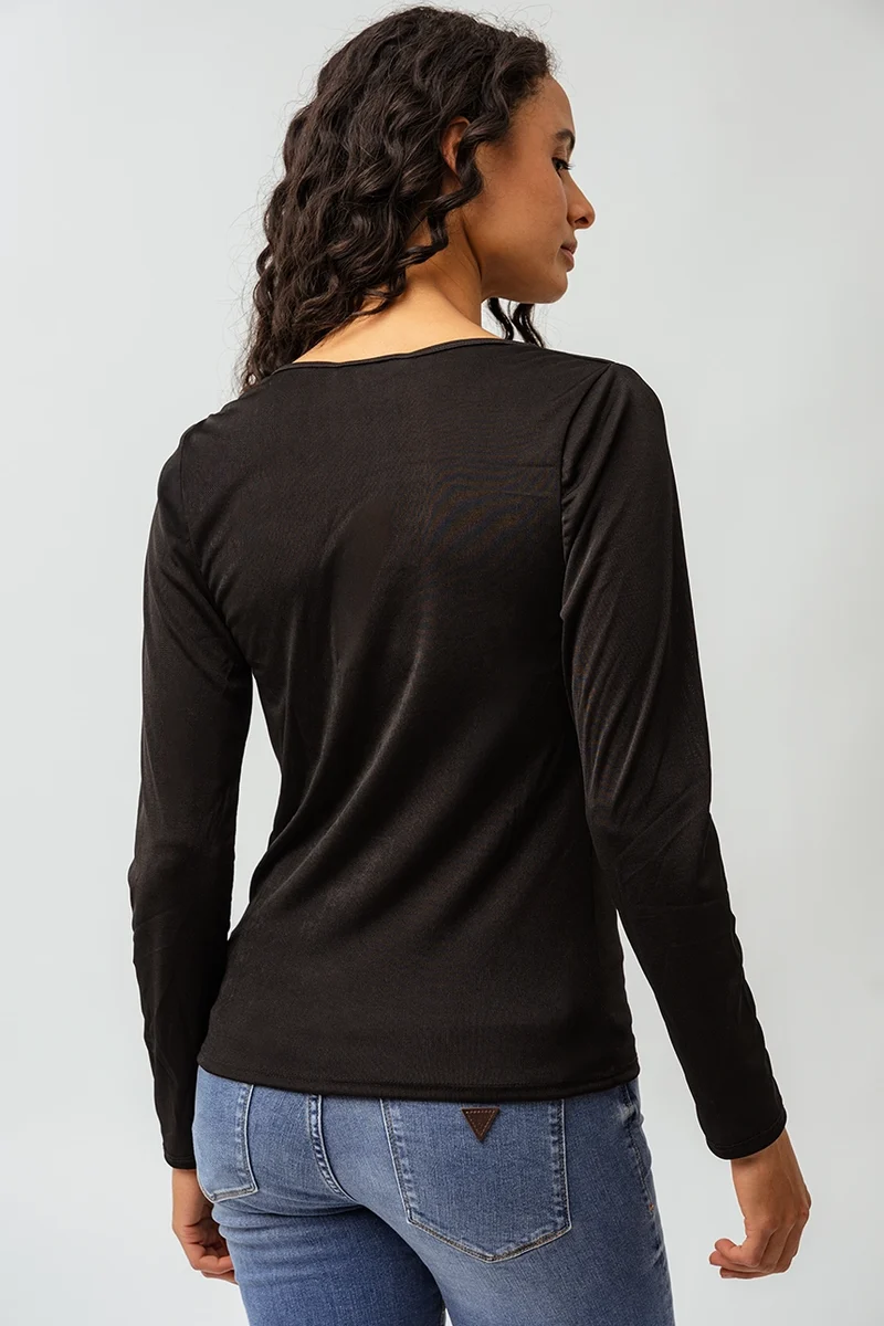 Le t-shirt manches longues col bénitier