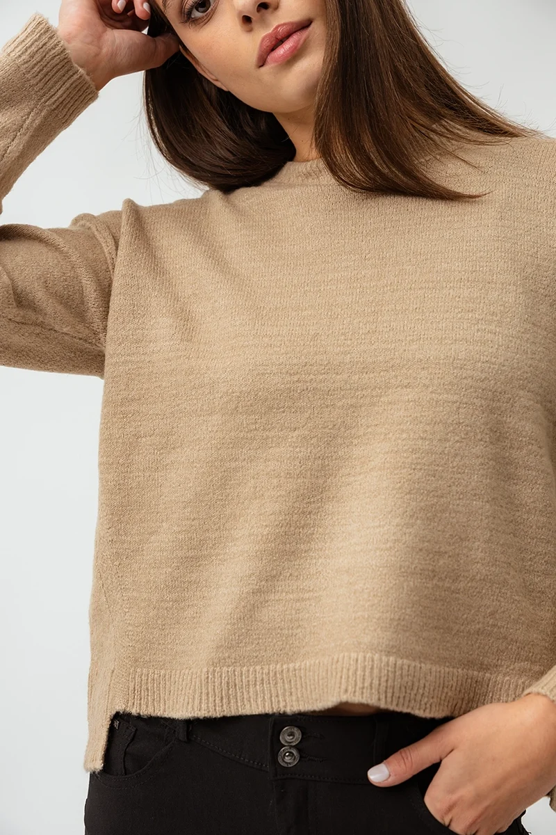 Le chandail en tricot coutures apparentes