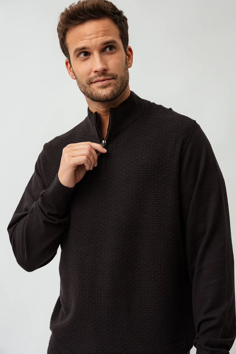 Le chandail en tricot col zippé