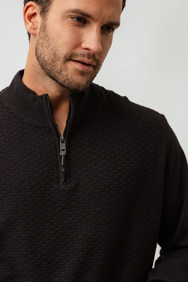 Le chandail en tricot col zippé