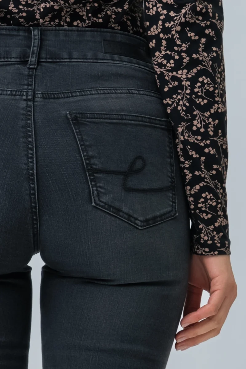 Le jeans étroit 2 boutons| Modèle Sophia