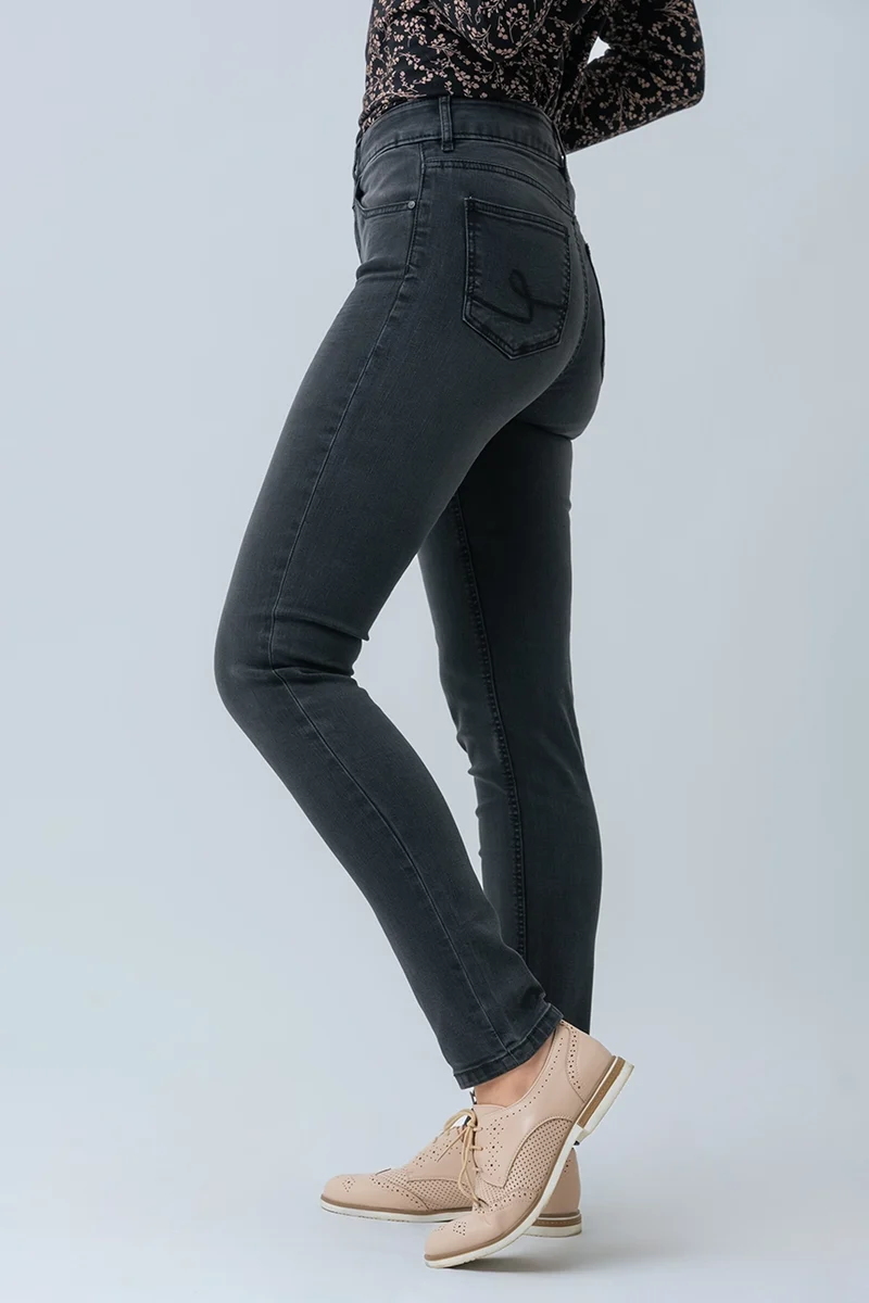 Le jeans étroit 2 boutons| Modèle Sophia
