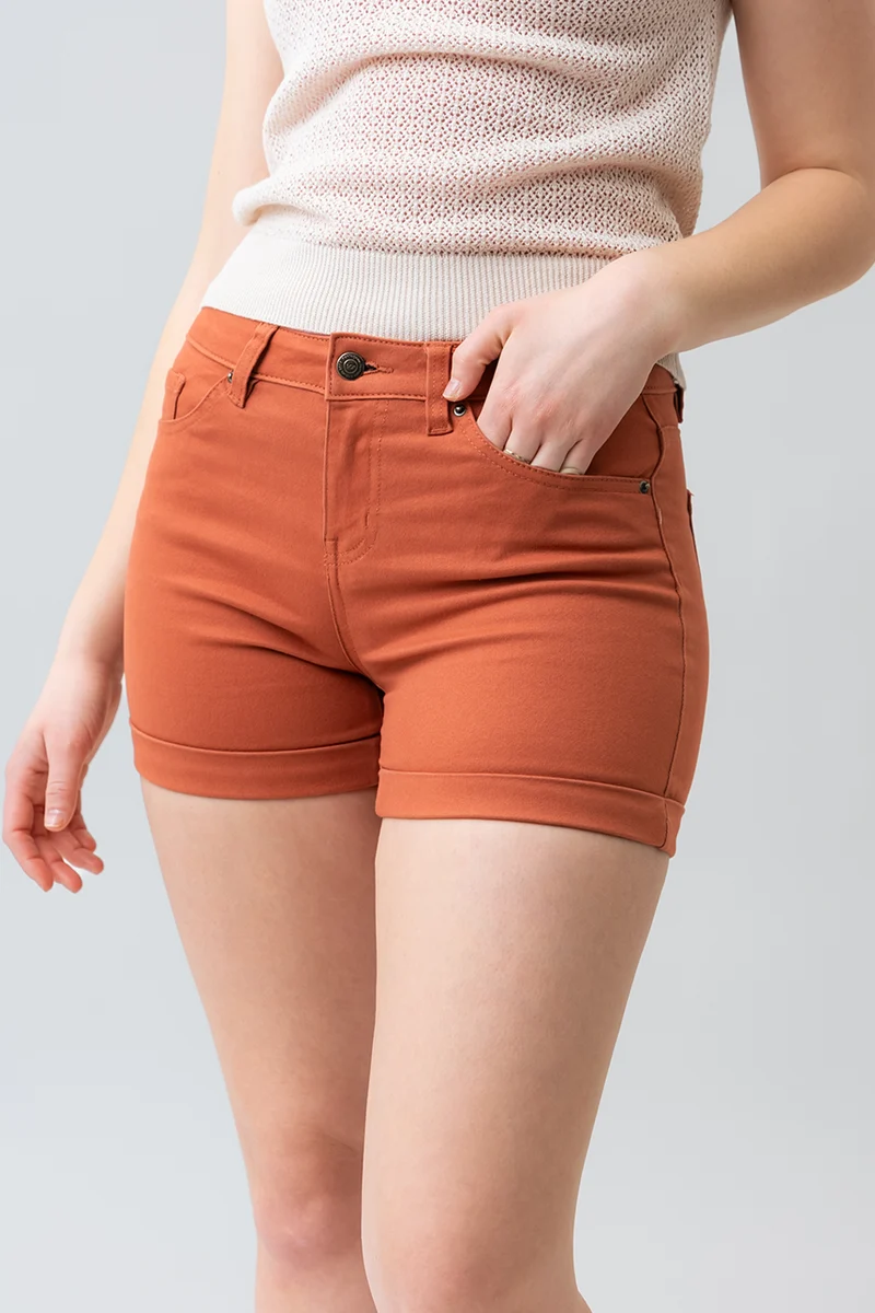 Le short sculptant en denim coloré