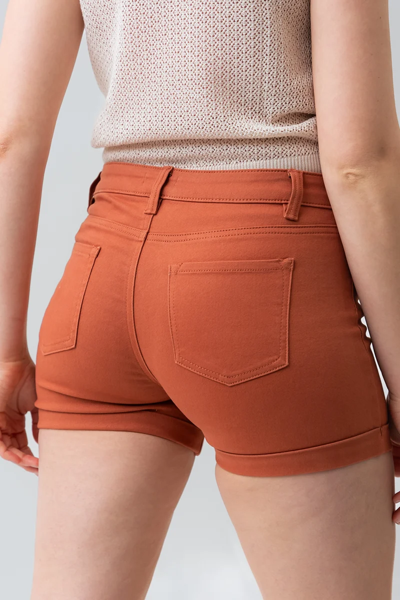 Le short sculptant en denim coloré