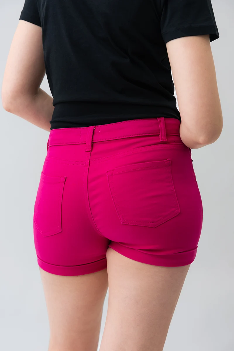 Le short sculptant en denim coloré