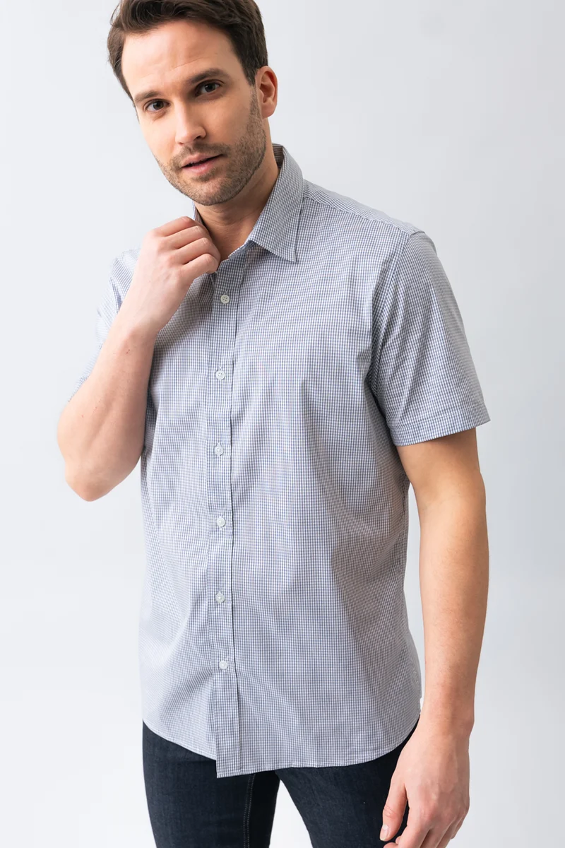 La chemise quadrillée minimaliste