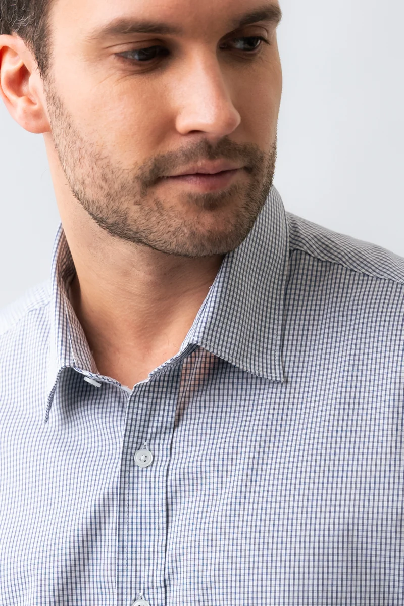 La chemise quadrillée minimaliste