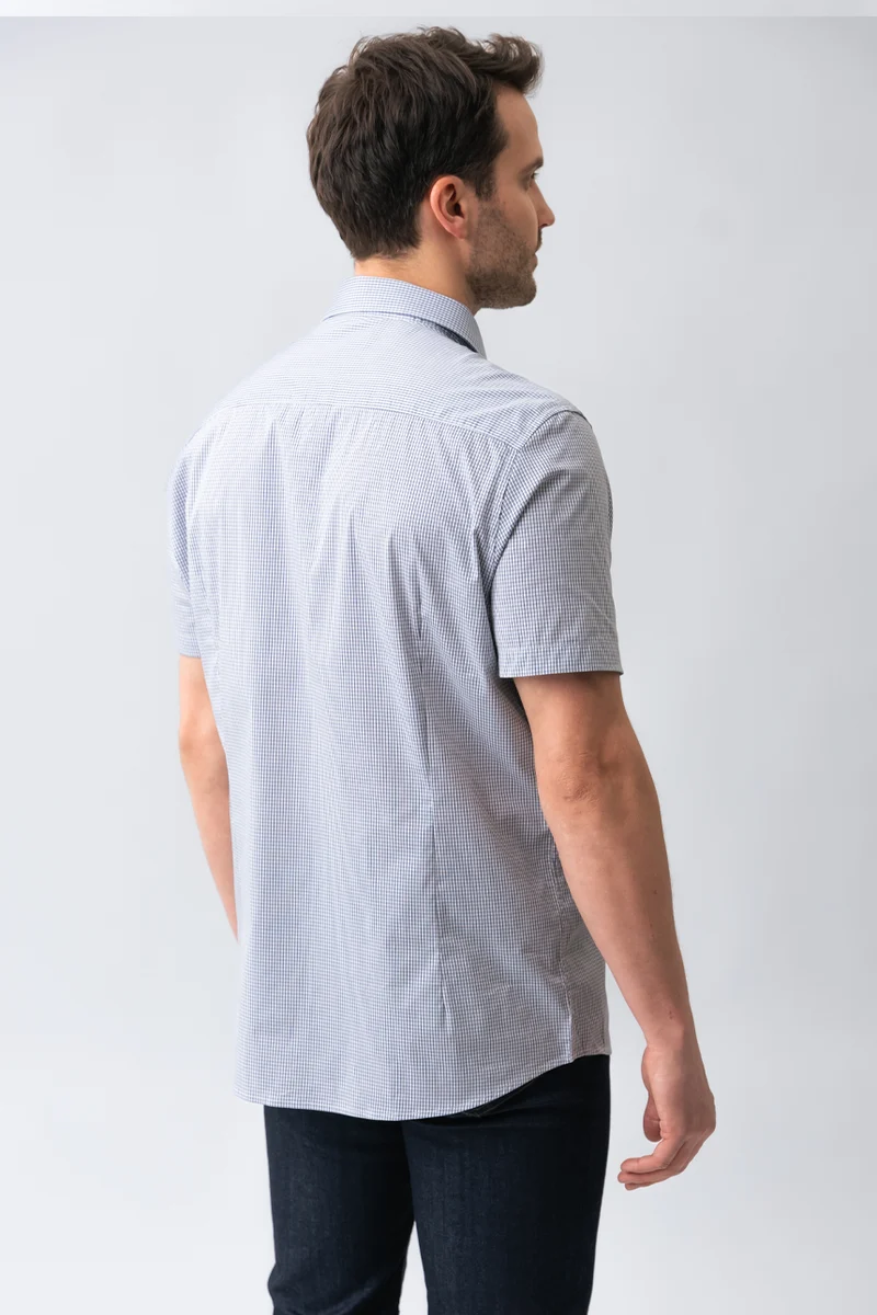 La chemise quadrillée minimaliste