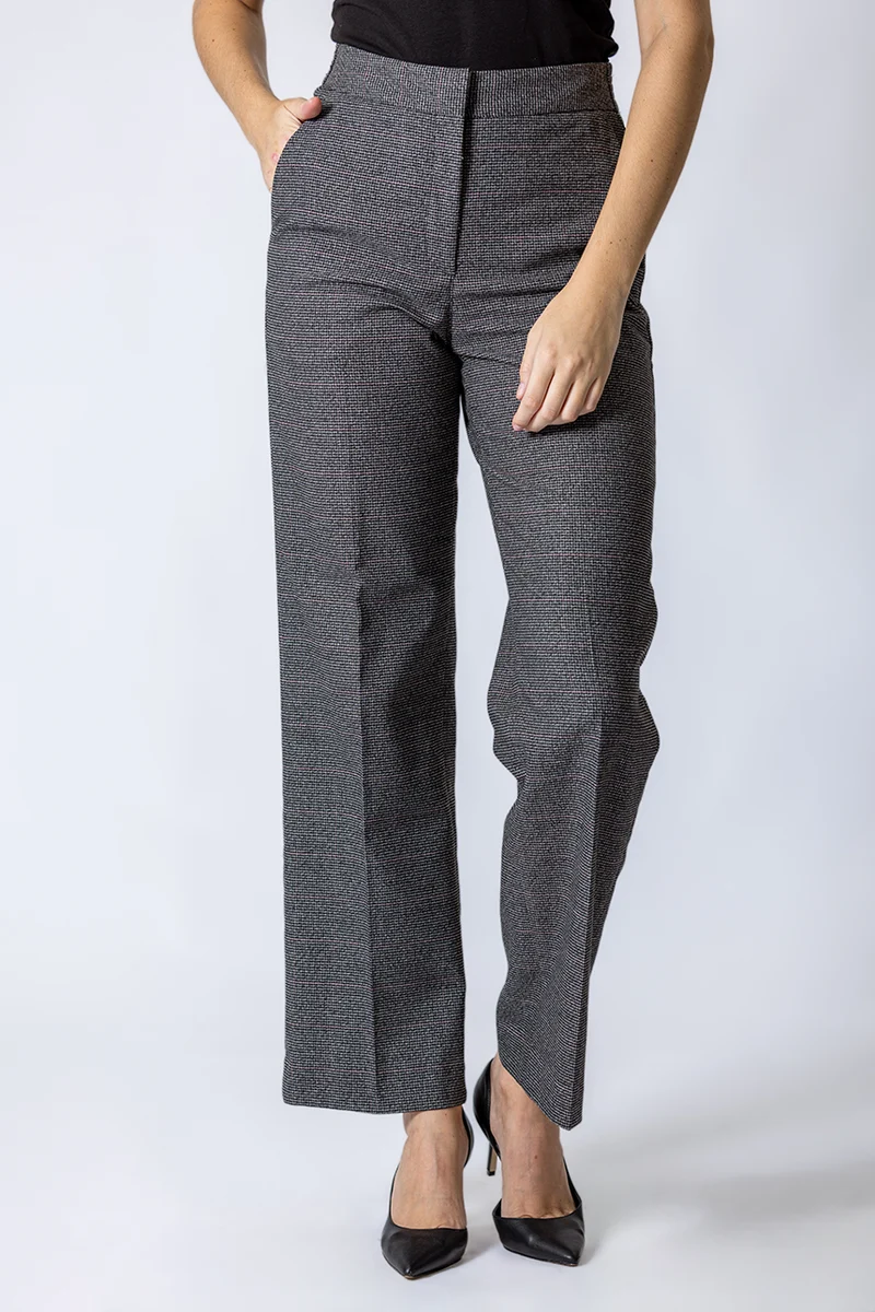 Le pantalon évasé à carreaux