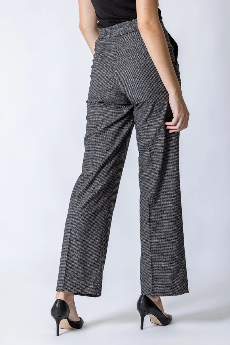 Le pantalon évasé à carreaux