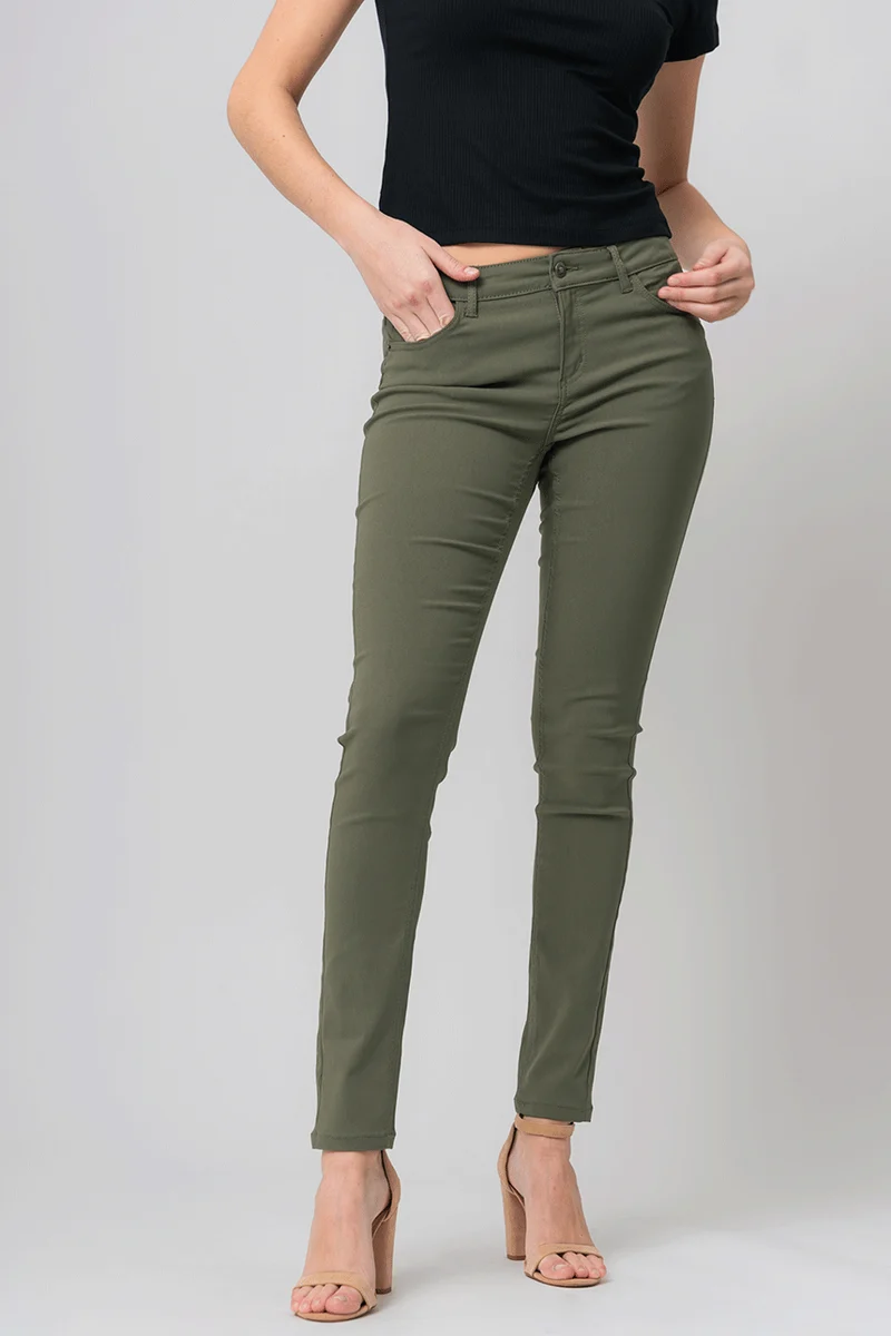 Le pantalon hyper extensible de couleur