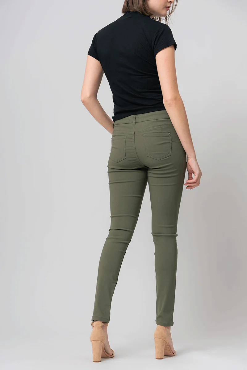 Le pantalon hyper extensible de couleur