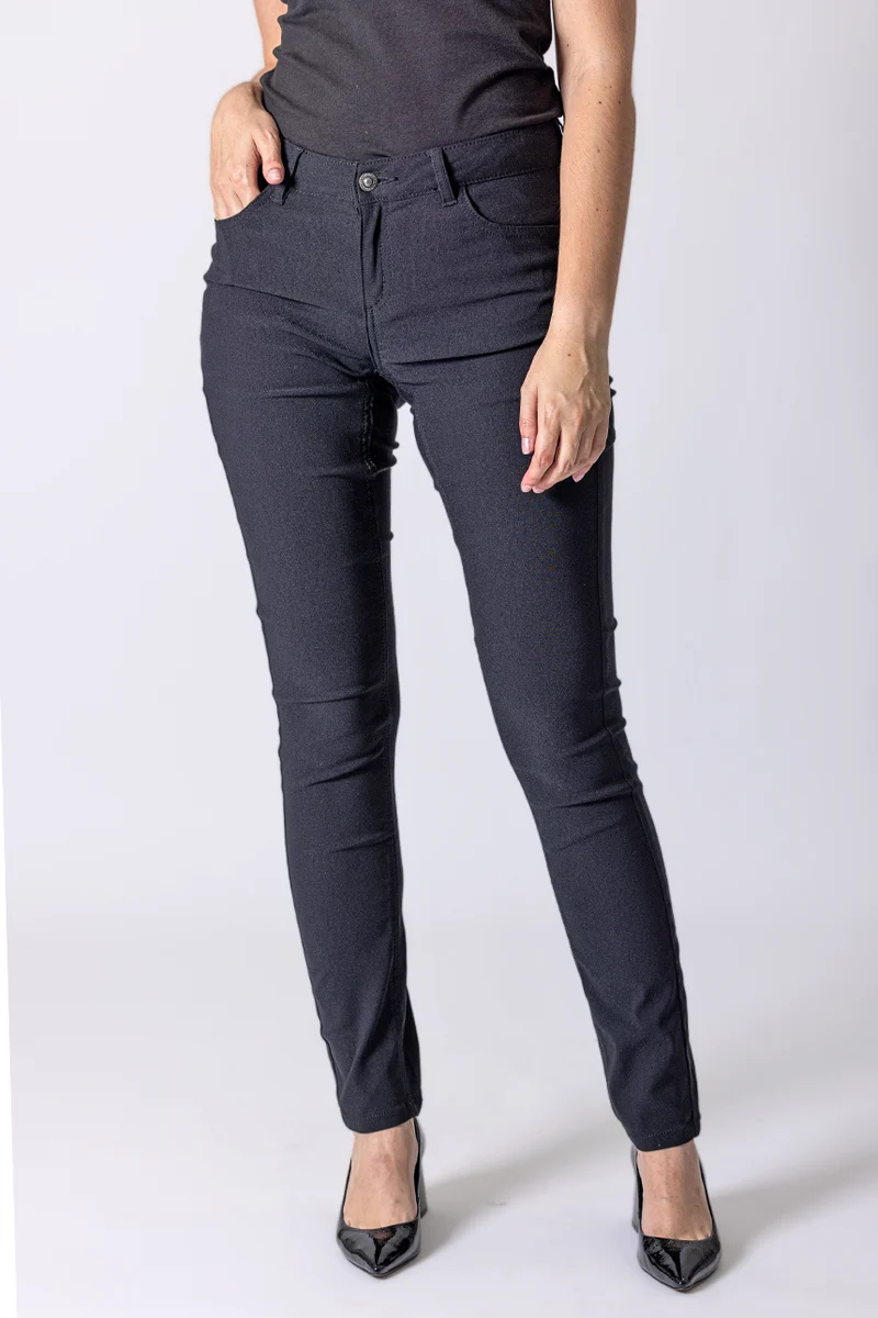 Le pantalon hyper extensible de couleur