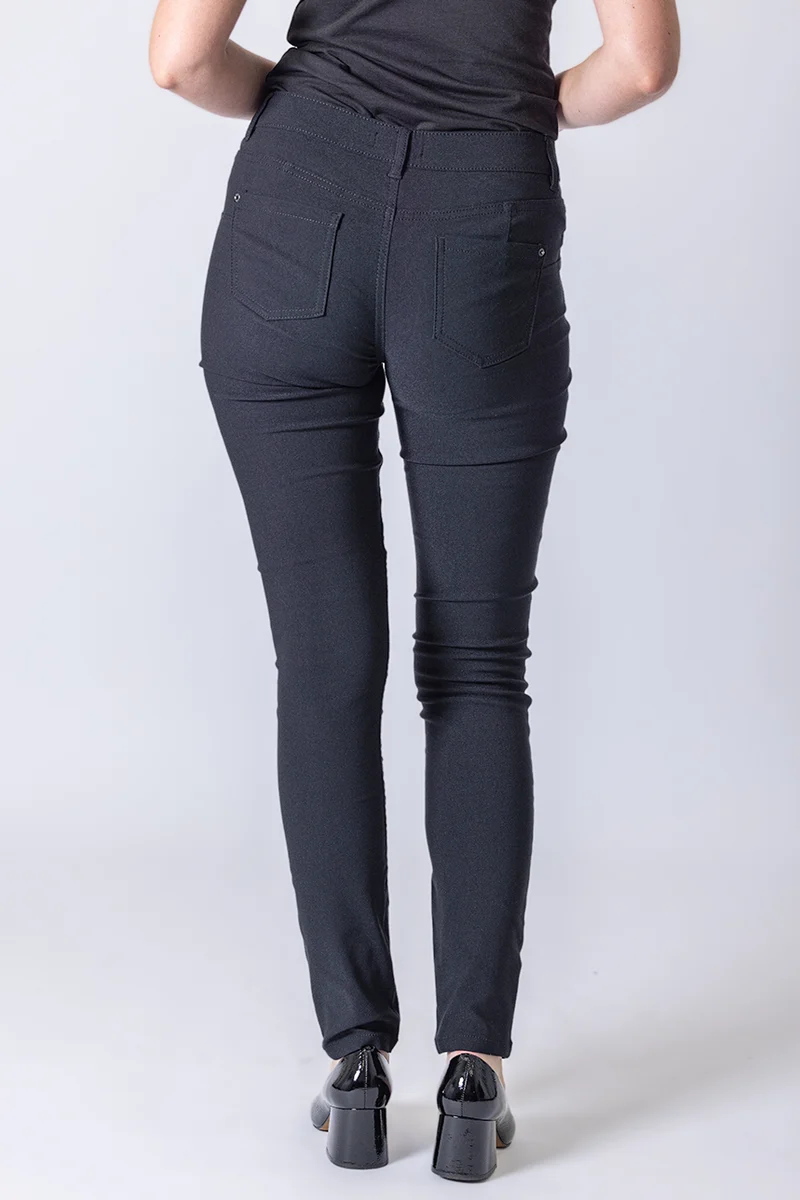 Le pantalon hyper extensible de couleur