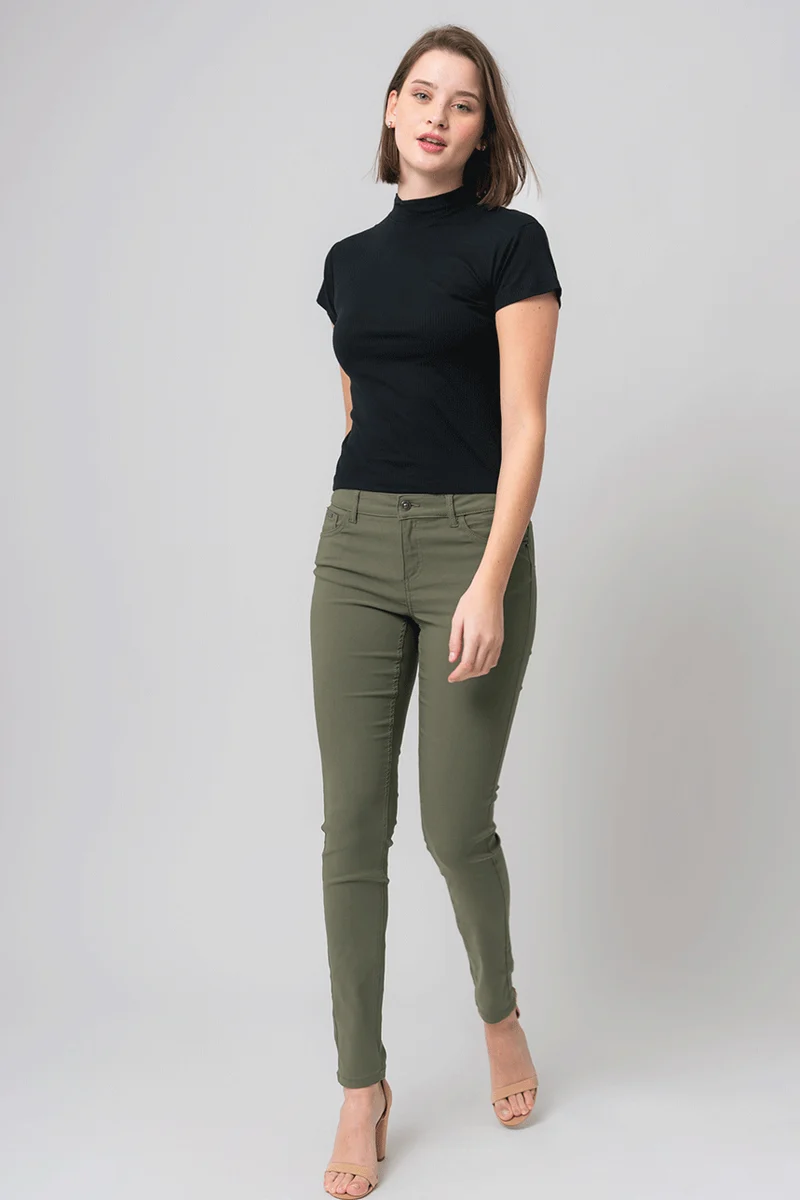 Le pantalon hyper extensible de couleur