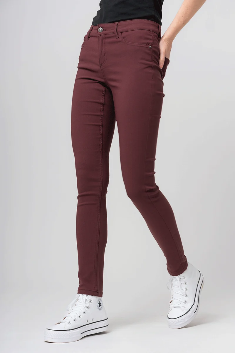 Le pantalon hyper extensible de couleur