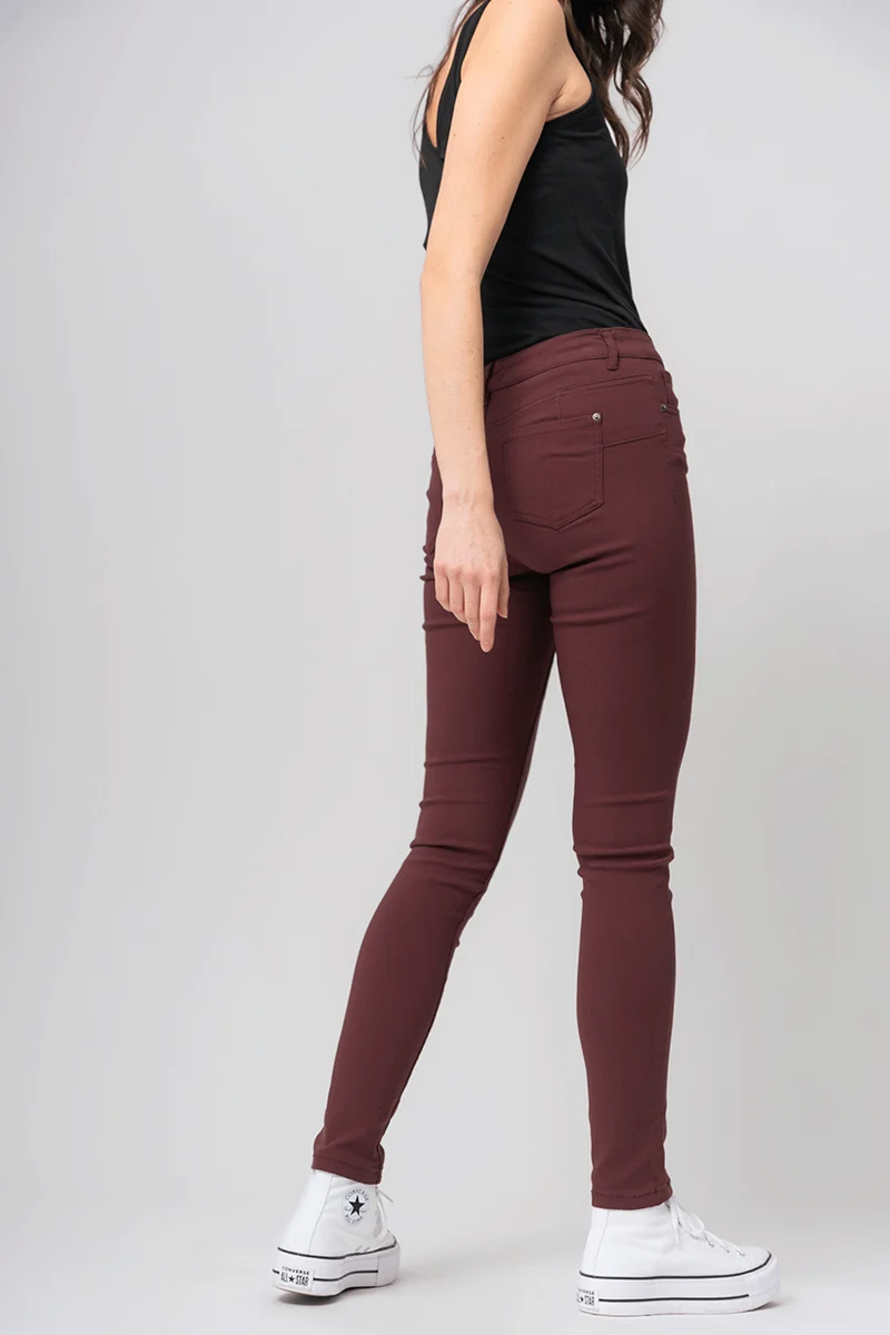 Le pantalon hyper extensible de couleur