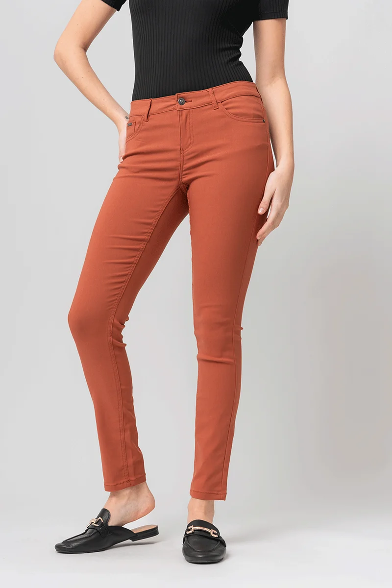 Le pantalon hyper extensible de couleur