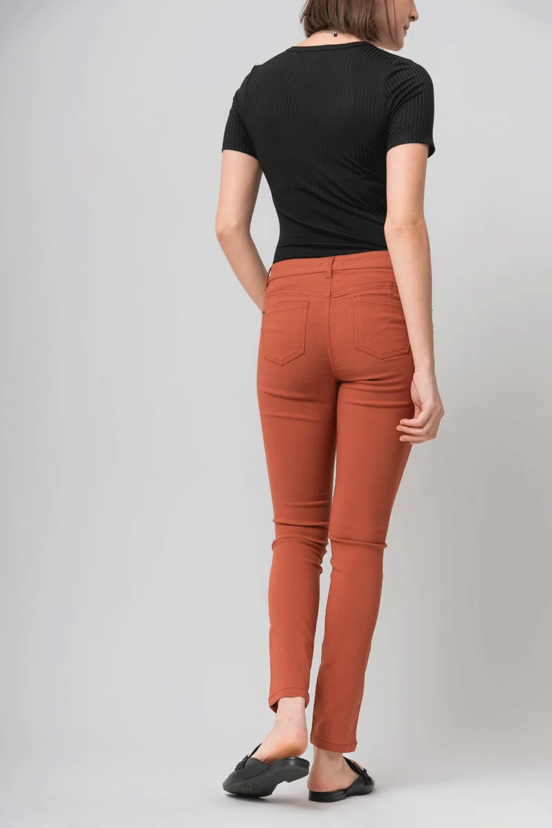 Le pantalon hyper extensible de couleur