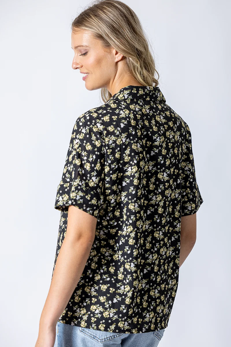 La blouse ample avec petites fleurs