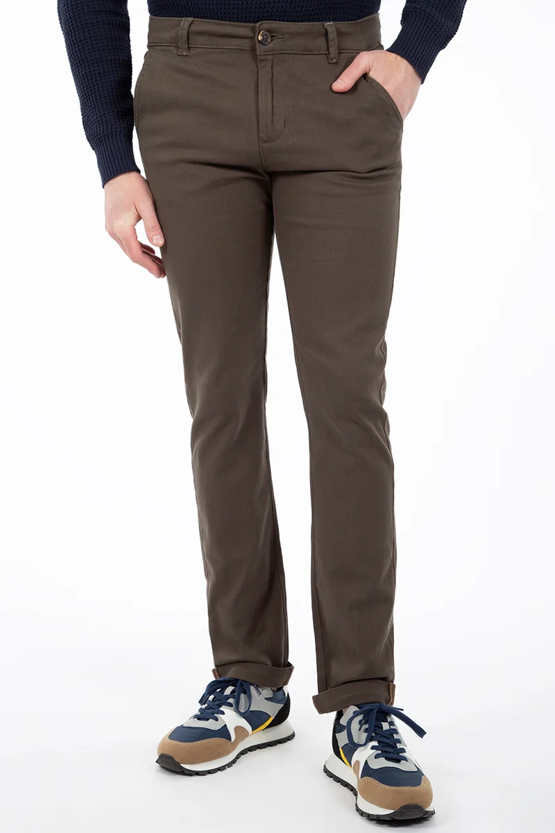 Le pantalon chino de couleur