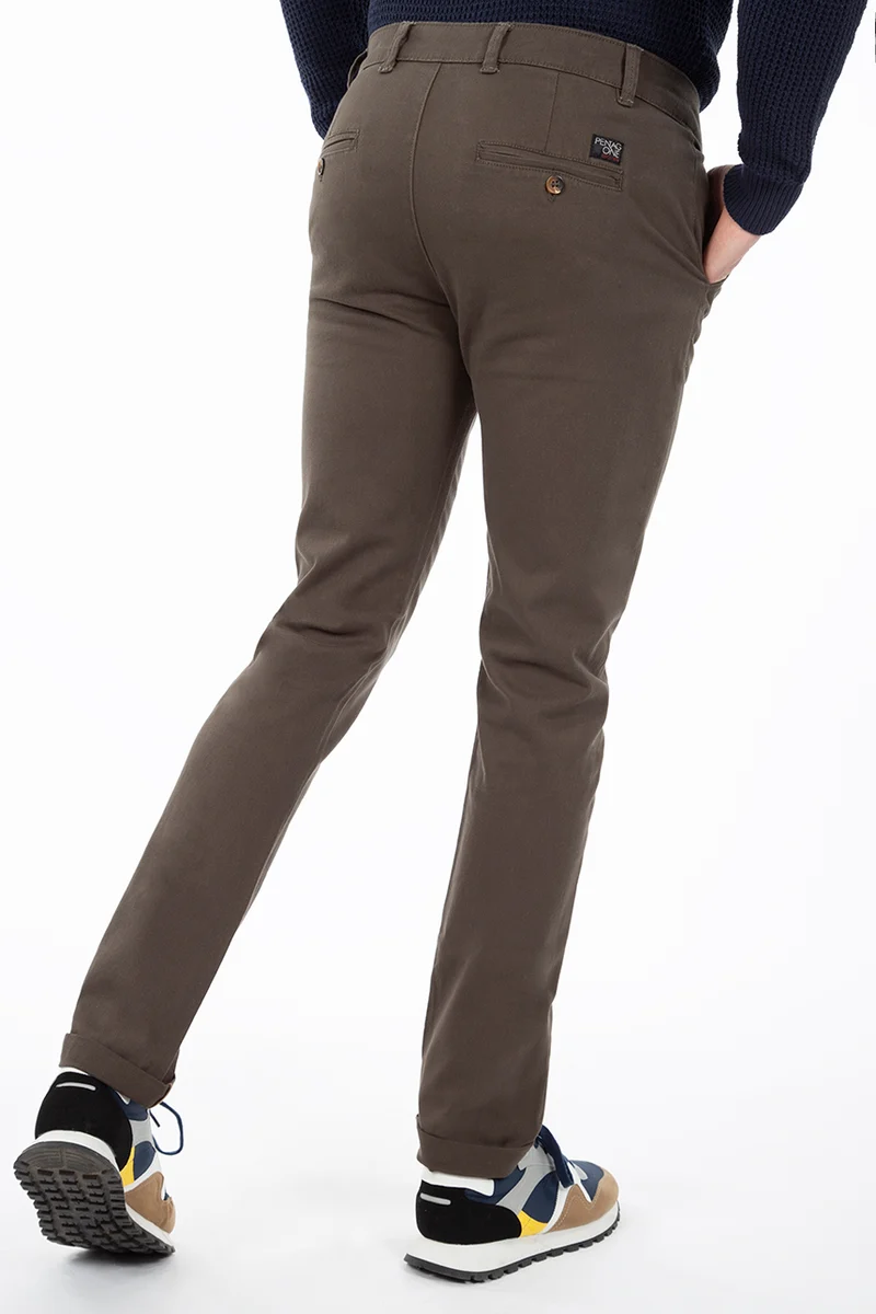 Le pantalon chino de couleur