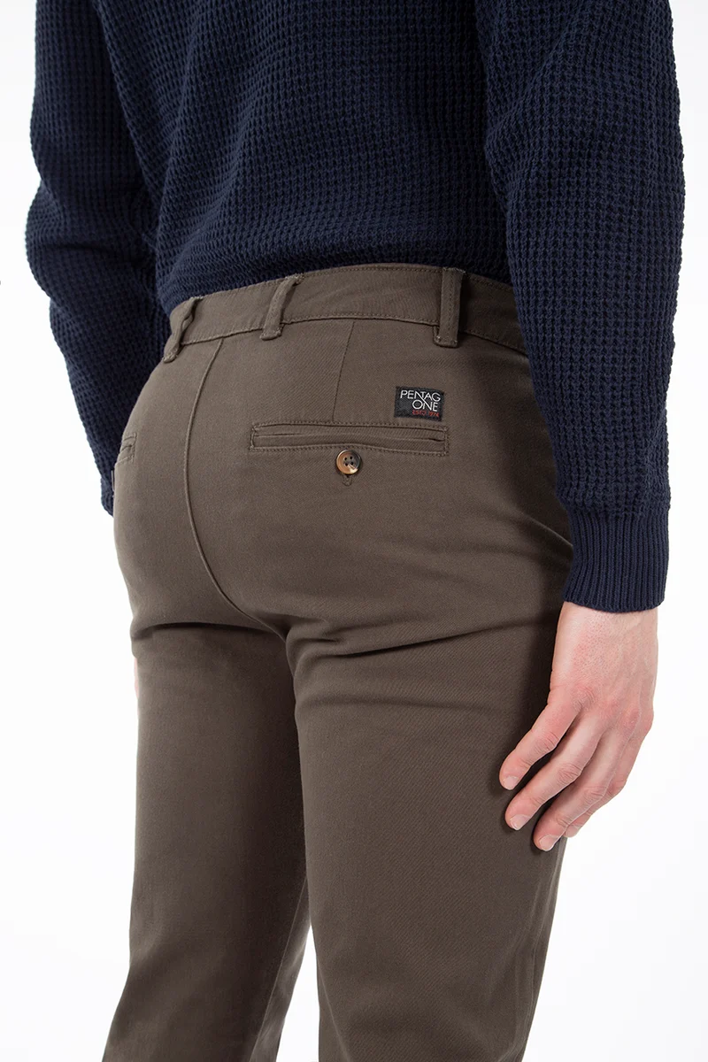 Le pantalon chino de couleur