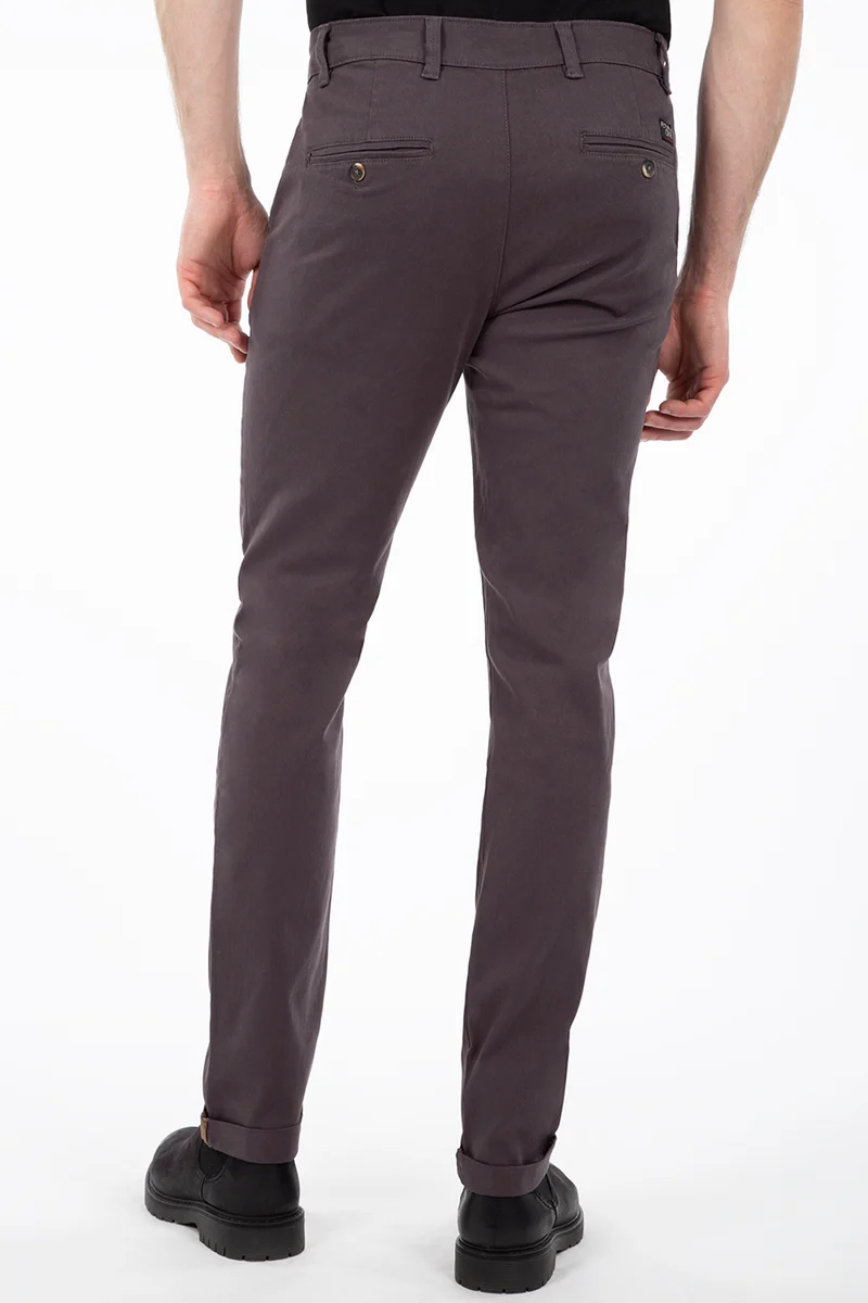 Le pantalon chino de couleur