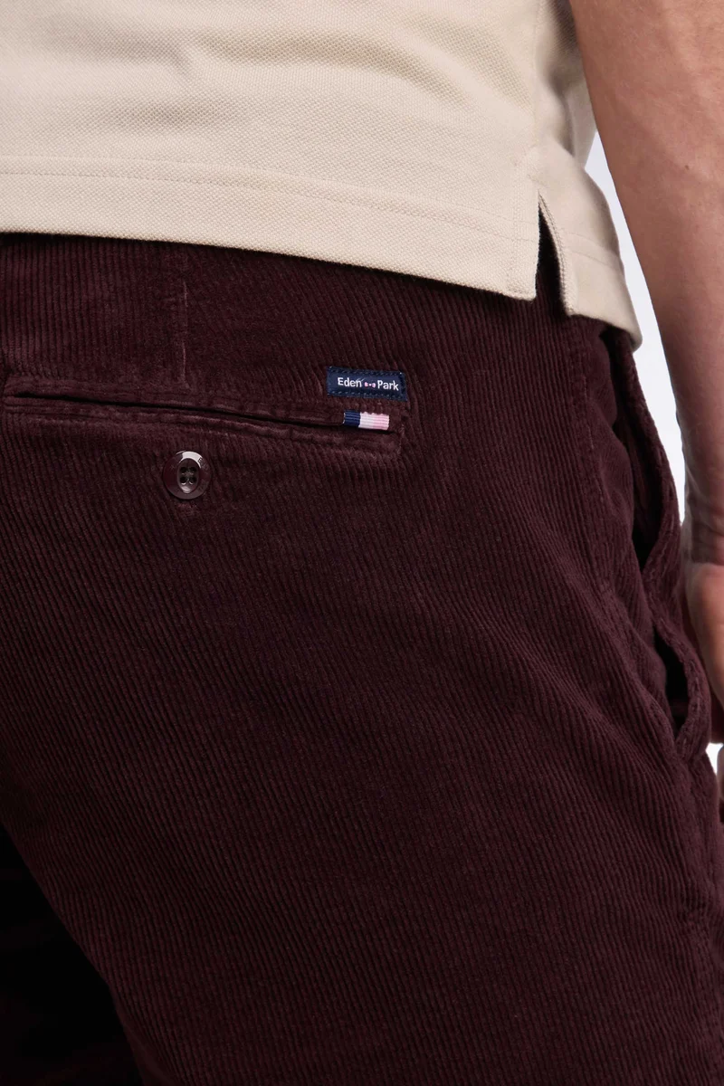 Pantalon chino sans plis en velours côtelé marron coupe regular
