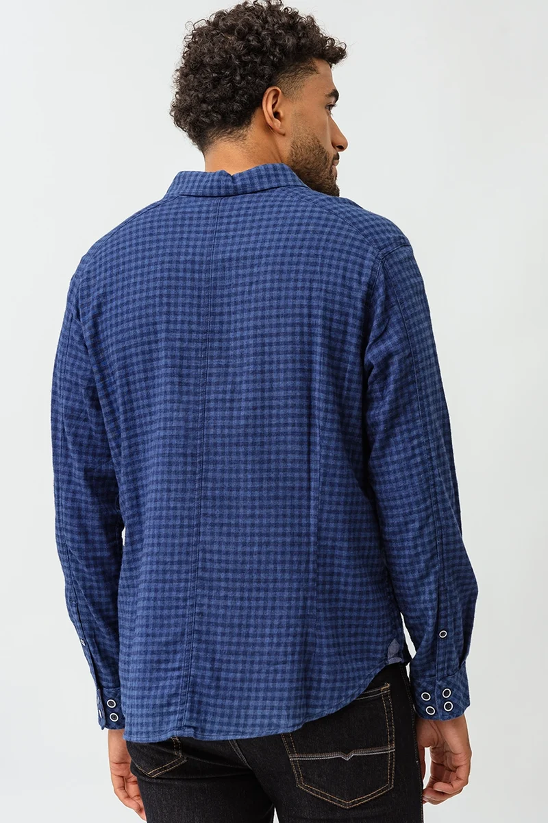 La chemise douce à carreaux