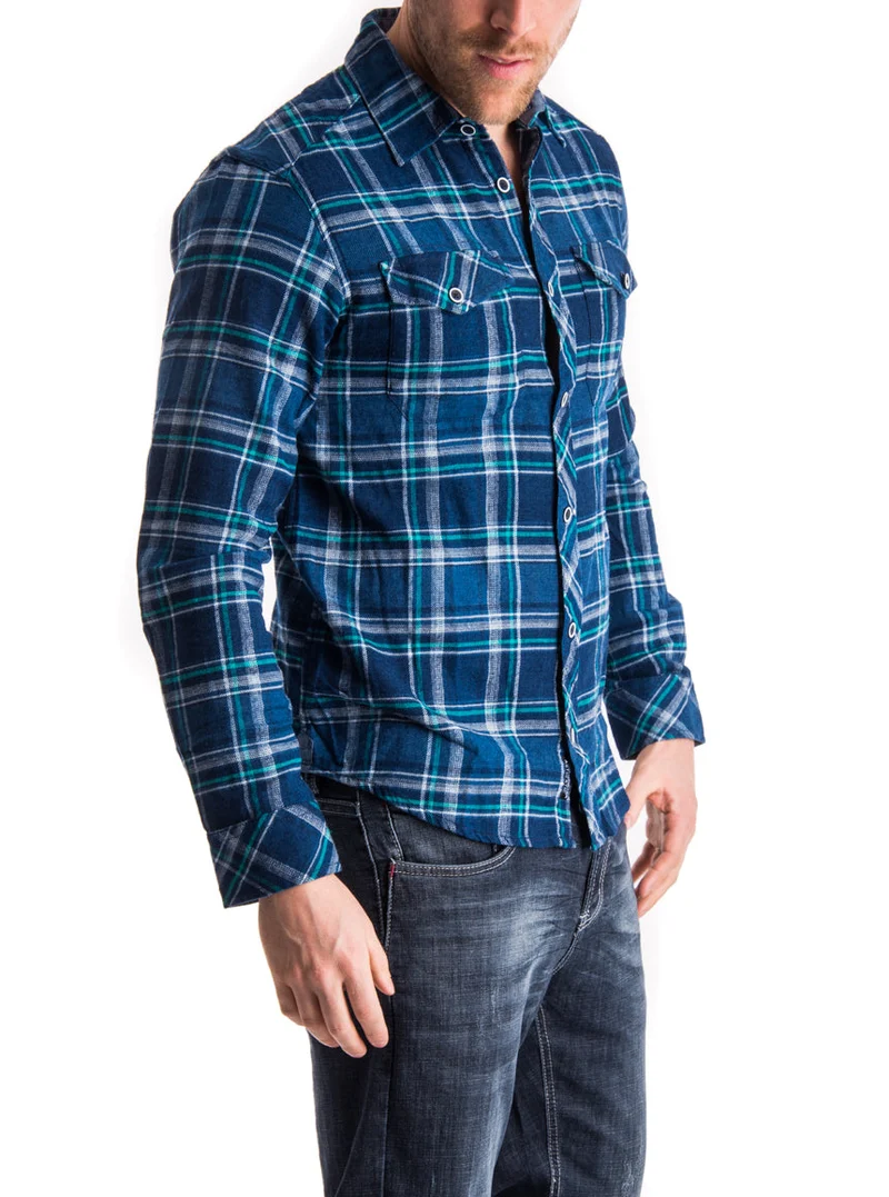 La chemise douce à carreaux