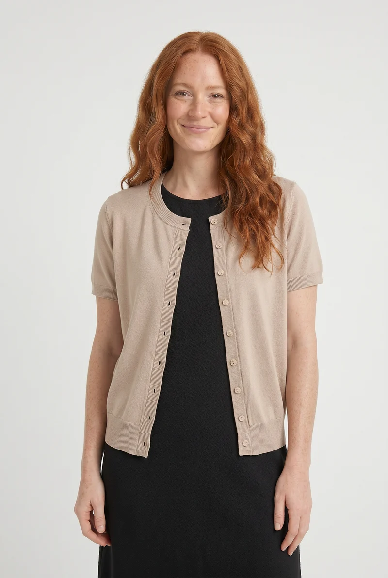 Le cardigan à manches courtes doux et confortable